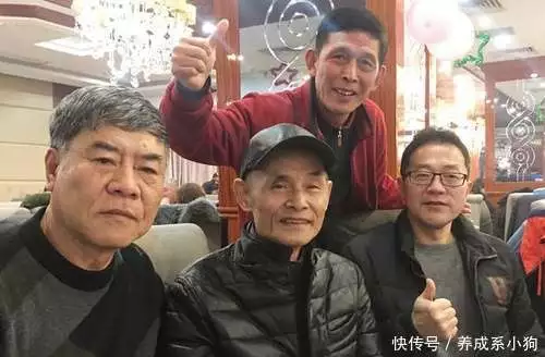 足球传奇同日告别，绿茵场回忆满满，球迷泪目