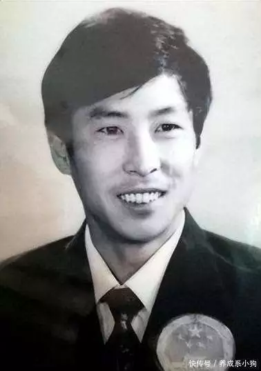 足球传奇同日告别，绿茵场回忆满满，球迷泪目