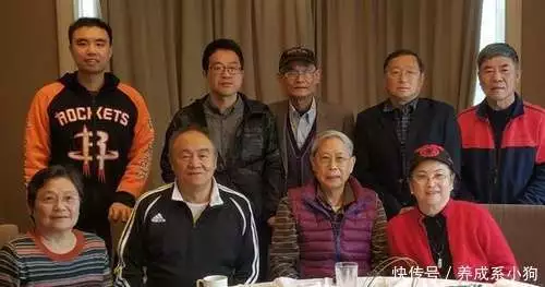 足球传奇同日告别，绿茵场回忆满满，球迷泪目
